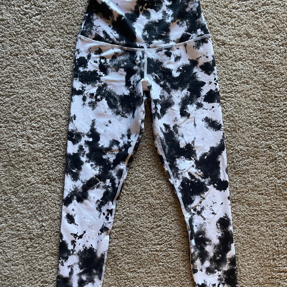 BLACK AND WHITE LEGGINGS